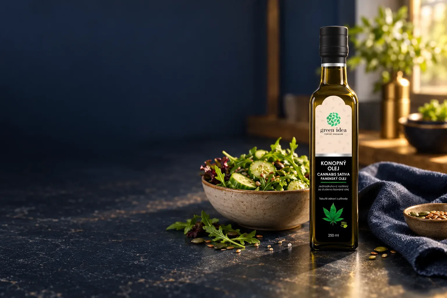 Konopný olej Green idea 250 ml v pôvodnom balení vedľa studeného zeleninového šalátu