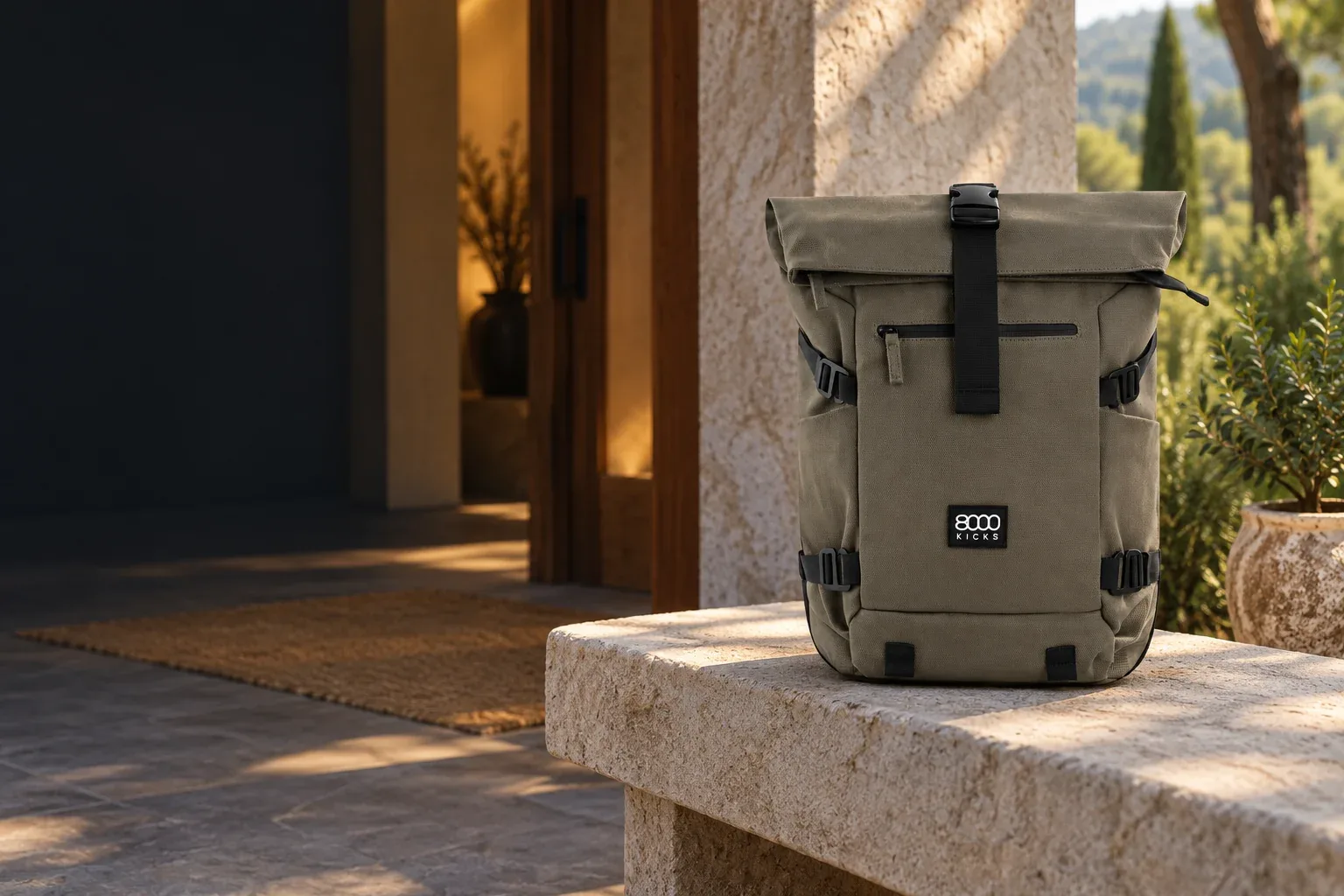 Tmavozelený konopný Nomad Backpack 8000Kicks s čiernymi prackami na kamennej lavičke pri drevenej chate